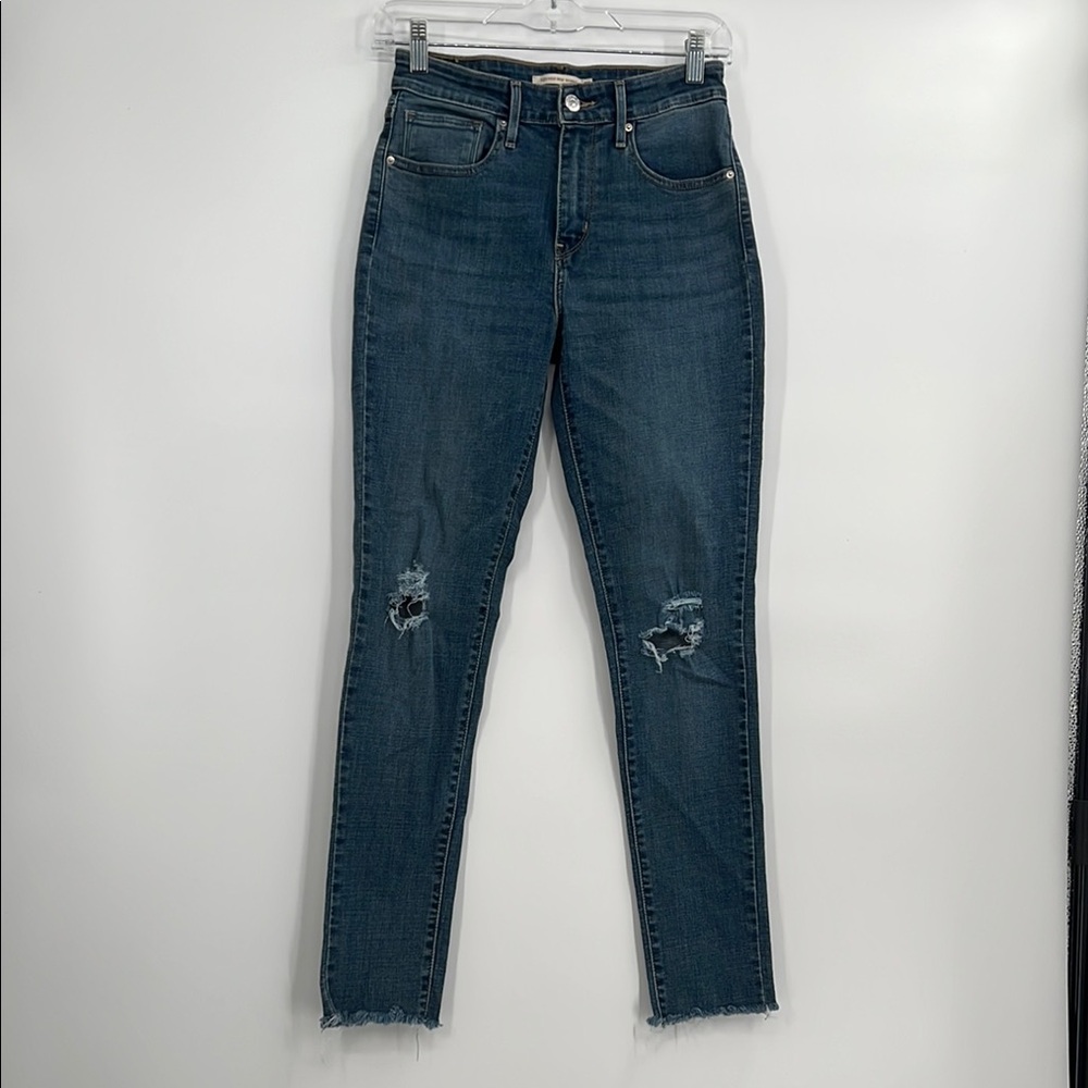27/30L  Women's 721 Levi Strauss Distressed Blue Jeans